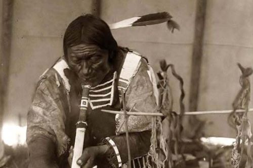 美洲原住民在吸烟